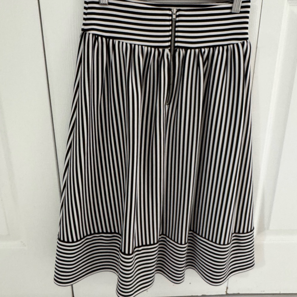 Forever 21 Black and White A-Line Skirt - Picture 2 of 4
